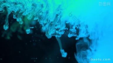 Azure 彩色油漆墨水倾泻在玻璃上缓慢运动与墨滴下降和抽象的烟雾爆炸.